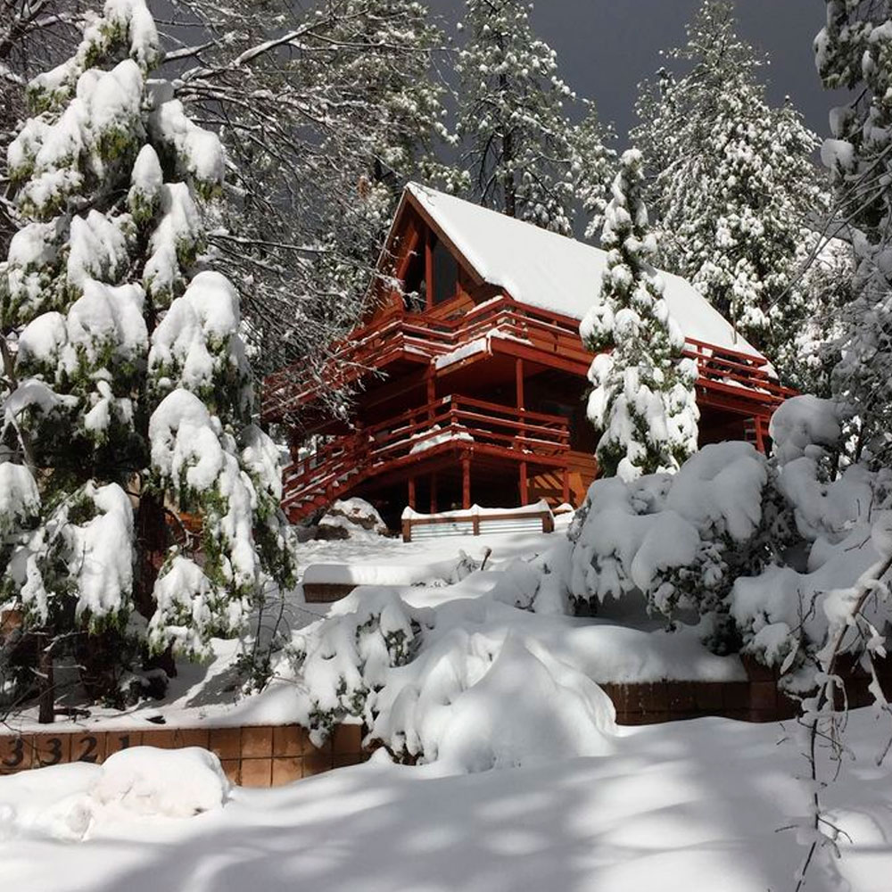 Las cabañas nevadas en Idyllwild ofrecen un paisaje pintoresco a sus visitantes. Foto vía Trulia.